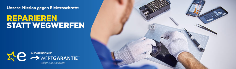 Links auf blauem Hintergrund weißer Text „Unsere Mission gegen Elektroschrott: REPARIEREN STATT WEGWERFEN“; darunter in kleinerer Schrift „In Kooperation mit WERTGARANTIE – Einfach. Gut. Geschützt.“ mit den Logos von Euronics (gelber Stern und weißer Buchstabe „e“) und Wertgarantie (Pfeil-Symbol). Rechts ist ein Handwerker von hinten zu sehen, bekleidet mit blauem Poloshirt und grauen Arbeitshandschuhen, der auf einer hellen Arbeitsfläche mit Präzisionswerkzeugen ein Smartphone-Display mithilfe eines Saugnapf-Werkzeugs abhebt. Im Hintergrund liegen Schraubendreher, Pinzette, ein offenes Geräteteil und ein Satz Bits ordentlich sortiert. Links auf blauem Hintergrund weißer Text „Unsere Mission gegen Elektroschrott: REPARIEREN STATT WEGWERFEN“; darunter in kleinerer Schrift „In Kooperation mit WERTGARANTIE – Einfach. Gut. Geschützt.“ mit den Logos von Euronics (gelber Stern und weißer Buchstabe „e“) und Wertgarantie (Pfeil-Symbol). Rechts ist ein Handwerker von hinten zu sehen, bekleidet mit blauem Poloshirt und grauen Arbeitshandschuhen, der auf einer hellen Arbeitsfläche mit Präzisionswerkzeugen ein Smartphone-Display mithilfe eines Saugnapf-Werkzeugs abhebt. Im Hintergrund liegen Schraubendreher, Pinzette, ein offenes Geräteteil und ein Satz Bits ordentlich sortiert.