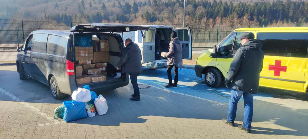 2022-03-Schoene-Leipzig-Spendenaktion-2-Krankenwagen-Ukraine-Grenze-1.jpg