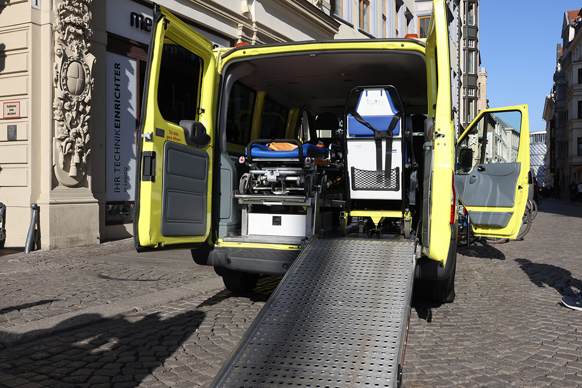 2022-03-Schoene-Leipzig-Spendenaktion-Krankenwagen-Ukraine-Abfahrt-03.jpg