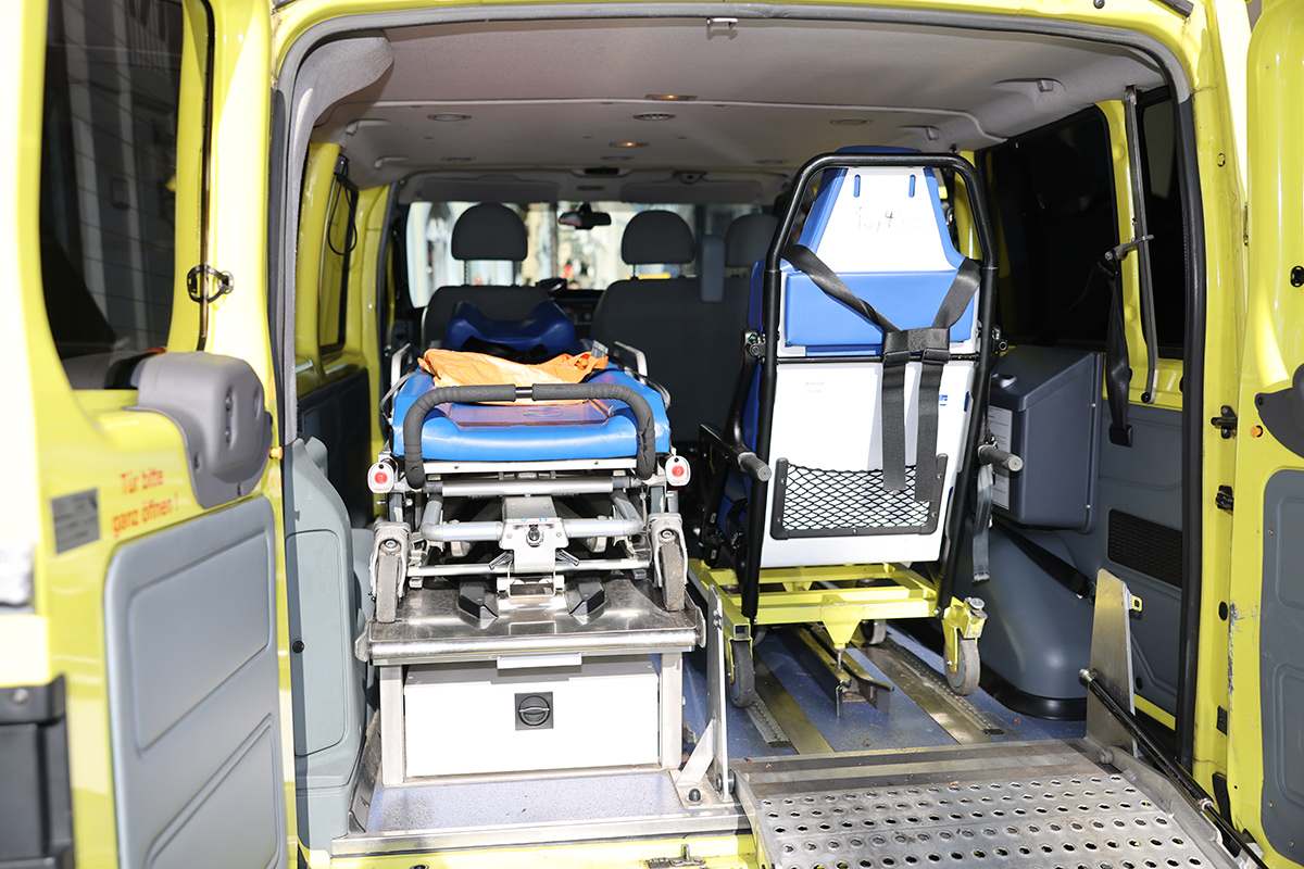 2022-03-Schoene-Leipzig-Spendenaktion-Krankenwagen-Ukraine-Abfahrt-04.jpg