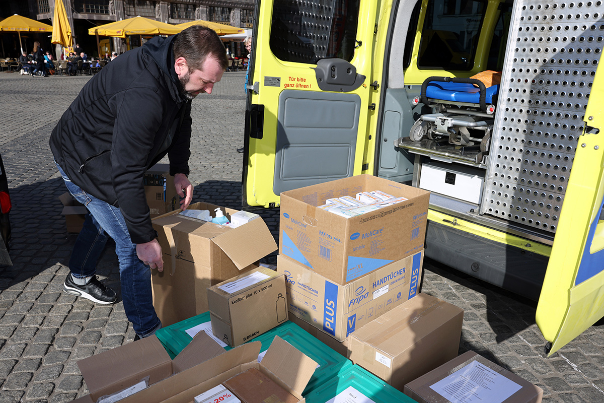 2022-03-Schoene-Leipzig-Spendenaktion-Krankenwagen-Ukraine-Abfahrt-06.jpg