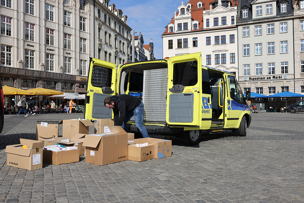 2022-03-Schoene-Leipzig-Spendenaktion-Krankenwagen-Ukraine-Abfahrt-07.jpg