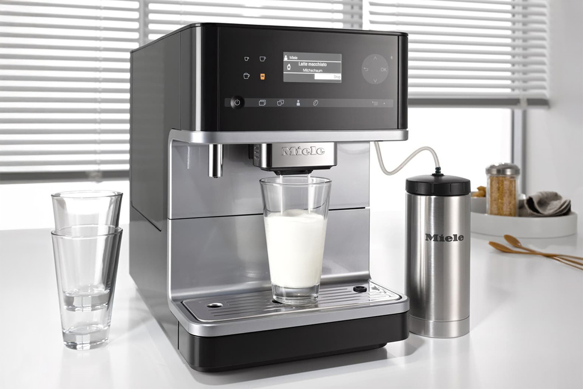 2025-10-Conrad-Ulm-Kaffeevollautomat-Miele-Milchschaum.jpg