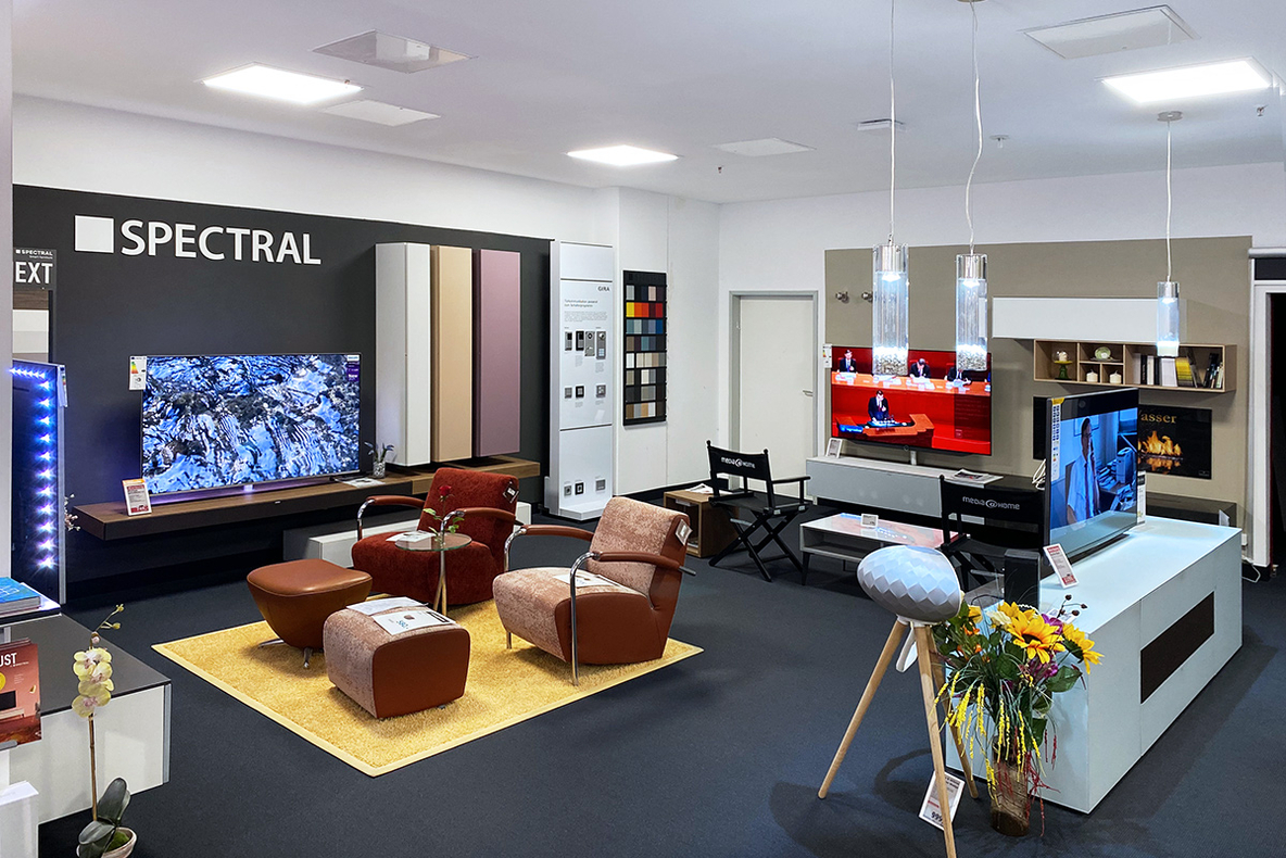 2022-03-BS-Wuntke-Berlin-POS-Innen-Spectral-TV-Moebel.jpg