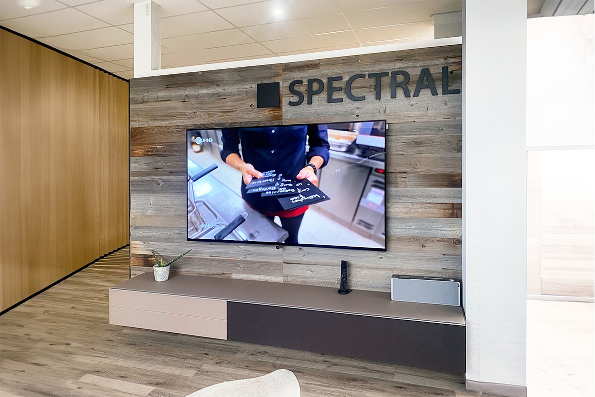 2023-11-BS-Eberwein-Heilbronn-POS-Innen-Spectral-TV-Moebel-1.jpg