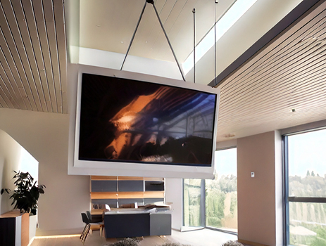 Fernseher an Decke montiert, von der Decke hängend.