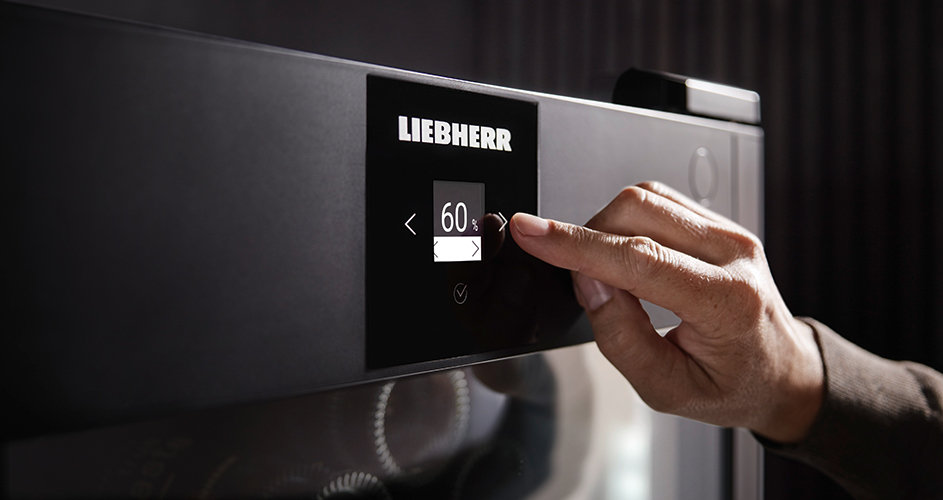 //image.euronics.de/fileadmin/medien/ZENTRALE/Markenwelt/Liebherr/Update_07-2024/Wein-Technologien/euronics-mw-liebherr-wein-technologien-bild-3.jpg