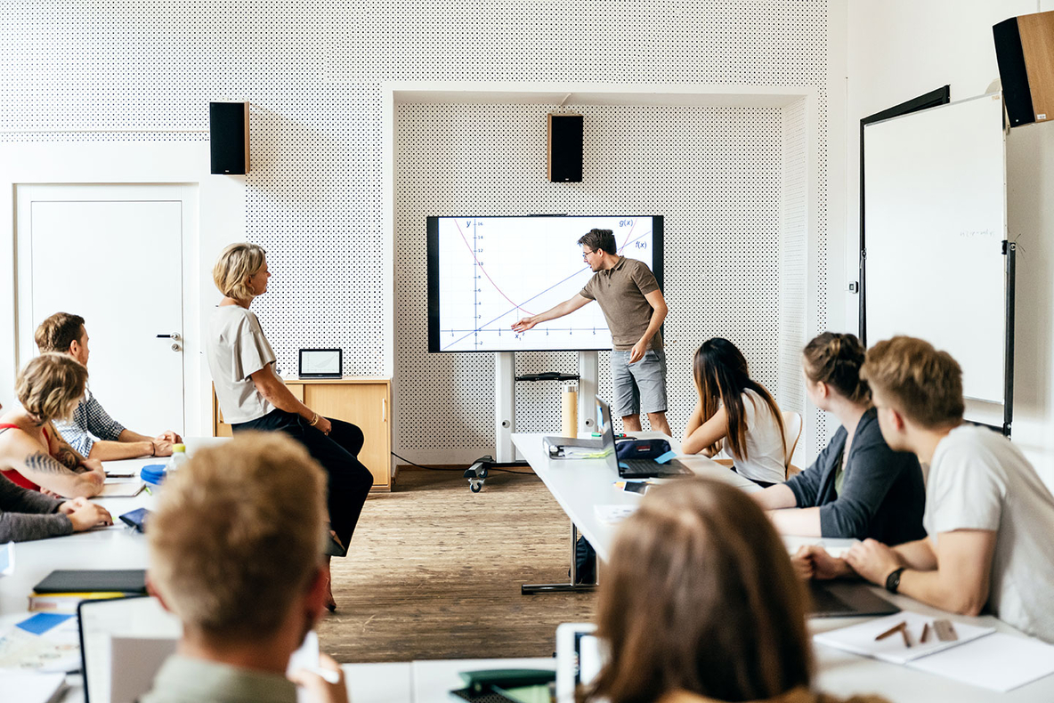 digitalisierung-schule-schueler-praesentiert-am-whiteboard-gettyImages-1369934119.jpg