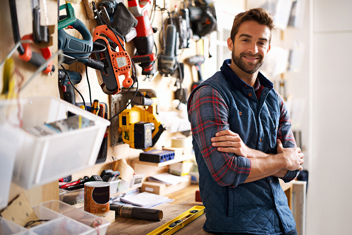 laechelnder-handwerker-gettyimages-512693593.jpg
