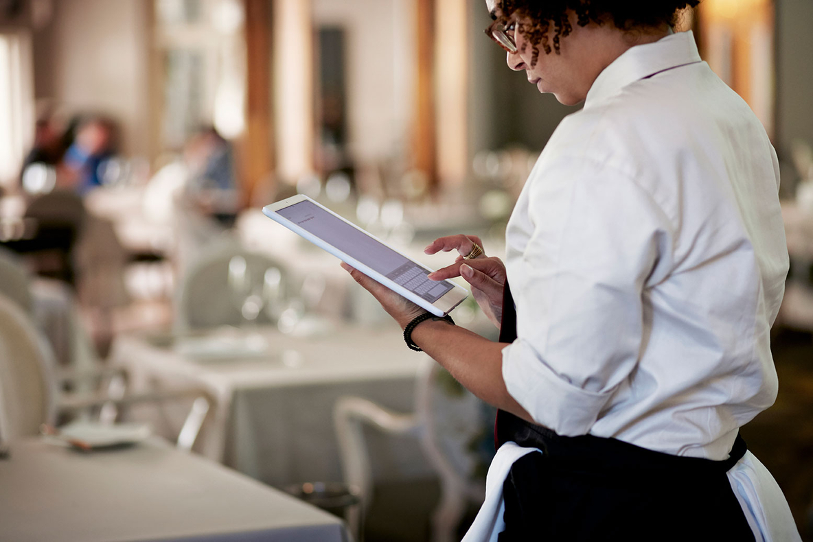 digitalisierung-hotel-und-gastro-kellnerin-mit-tablet-gettyImages-662284061.jpg