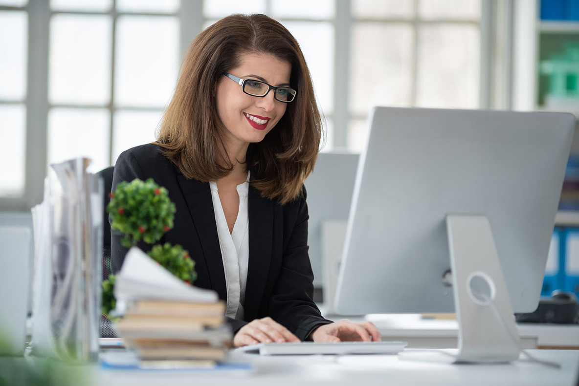 digitalisierung-oeffentliche-verwaltung-frau-arbeitet-am-pc-gettyimages-1130443105.jpg