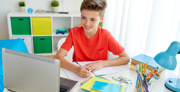 euronics_kinderzimmer-schueler_eigener-pc.jpg
