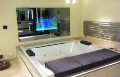 Installation von ad notam Spiegel-TV in einem Raum mit Whirlpool, TV an