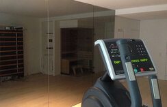 Installation von ad notam Spiegel-TV im Fitnessraum, TV aus