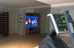 Installation von ad notam Spiegel-TV im Fitnessraum, TV an