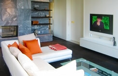 Wohnzimmer mit Loewe-TV In-Wall-Lösung