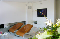 EcoLut-Center – Tagungsraum mit Loewe TV In-Wall-Lösung, Bose Lautsprecher