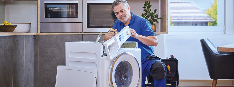 EURONICS Mitarbeiter repariert Waschmaschine