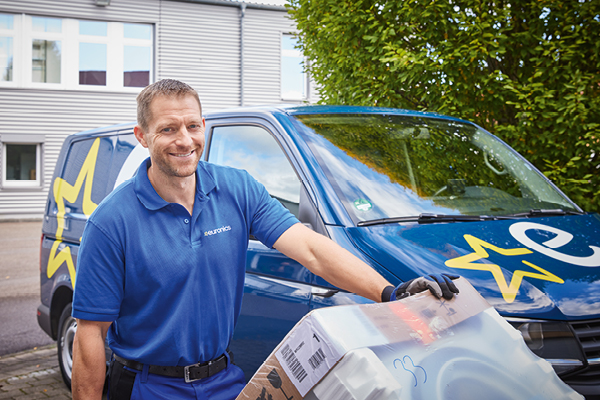 EURONICS Mitarbeiter vor Lieferwagen