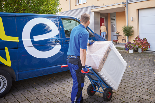EURONICS Mitarbeiter liefert Waschmaschine