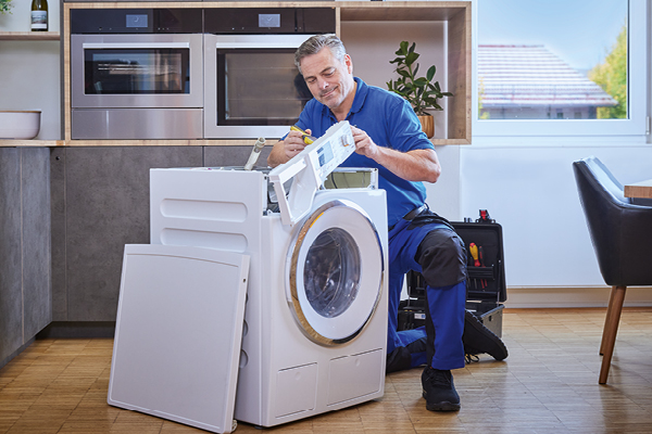 EURONICS Mitarbeiter repariert Waschmaschine