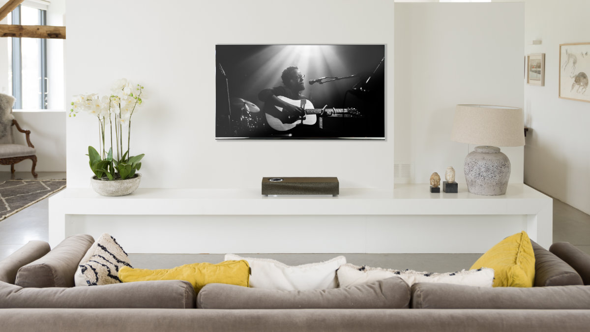 Naim_Mu-so_2_am_Fernseher.jpg