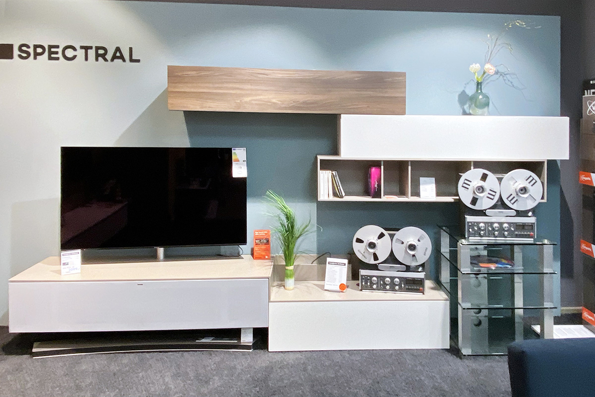 All-Electro-Karlsbad-POS-TV-Panasonic-spectral-TV-Moebel-5482.jpg