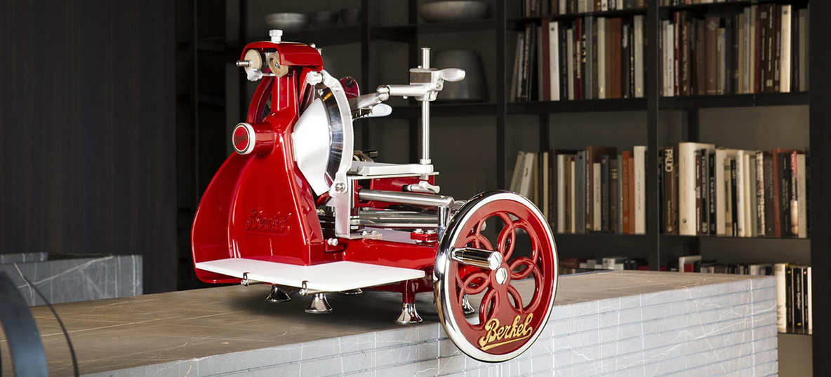 All-Electro-Karlsbad-I-Berkel-Schneidemaschine-B2-red-kitchen-01.jpg