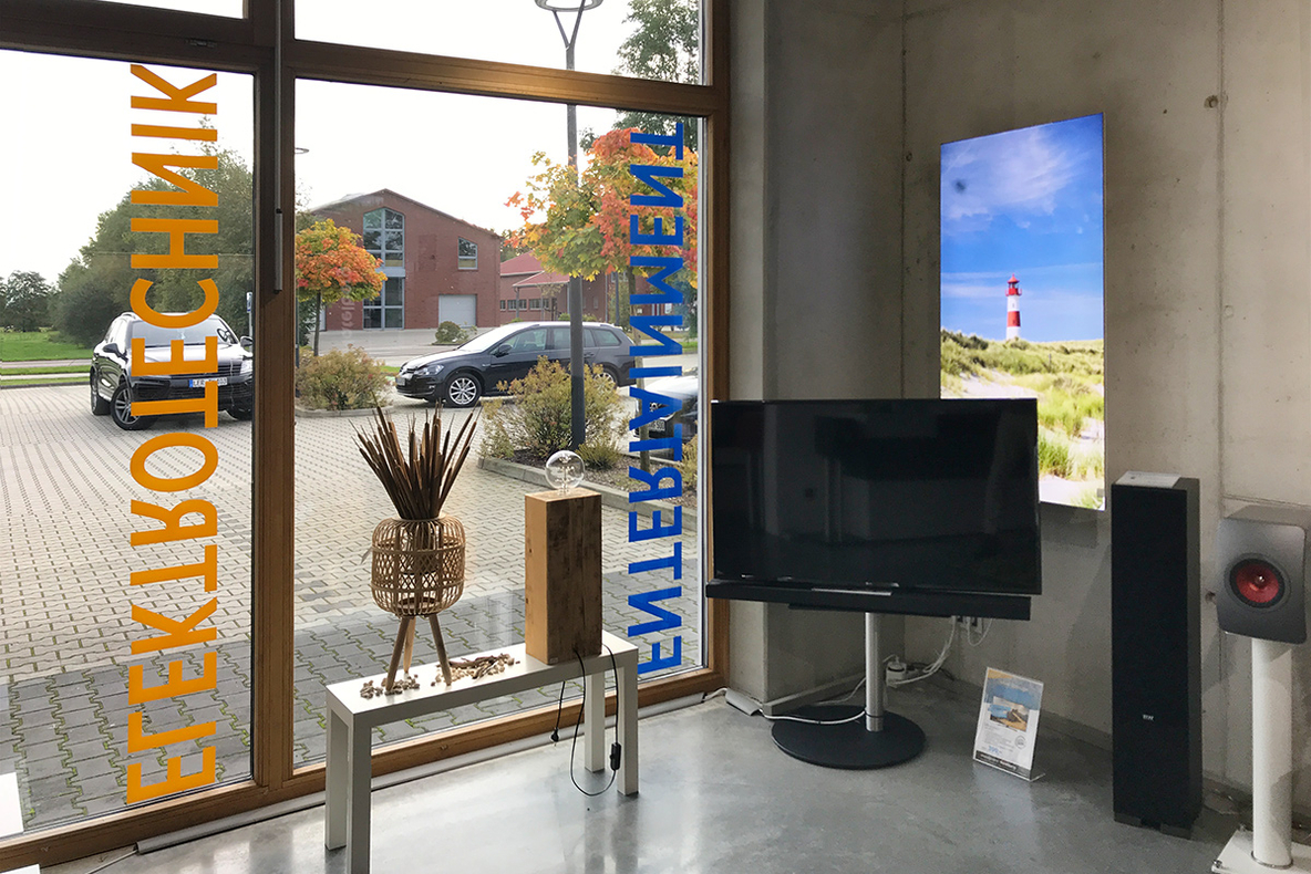 2021-06-Fehn-Rhauderfehn-POS-innen-TV-HiFi-Digital-Signage-KEF-LS50-lautsprecher.jpg