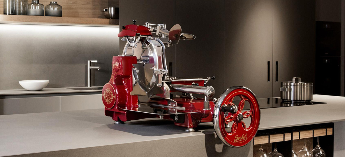 All-Electro-Karlsbad-I-Berkel-Schneidemaschine-VOLANO-TRIBUTE-red-kitchen.jpg