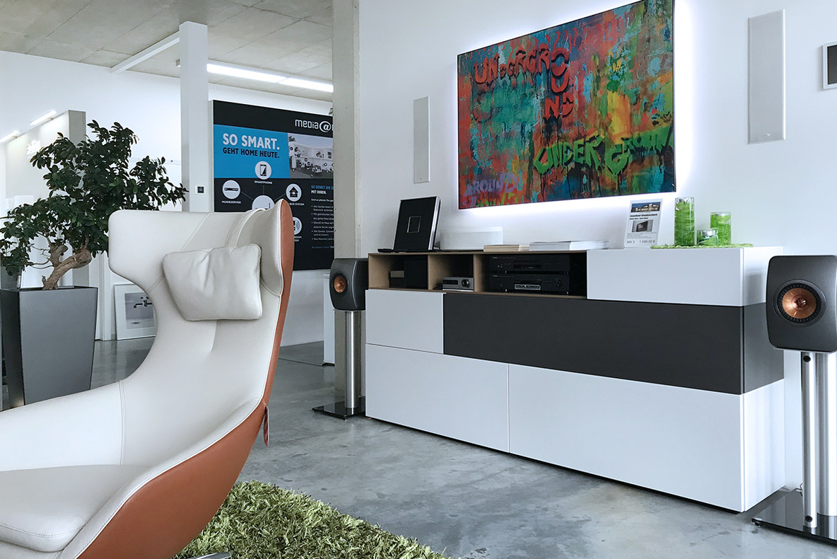 2021-06-Fehn-Rhauderfehn-POS-innen-KEF-LS50-lautsprecher-tv-moebel-hifi.jpg