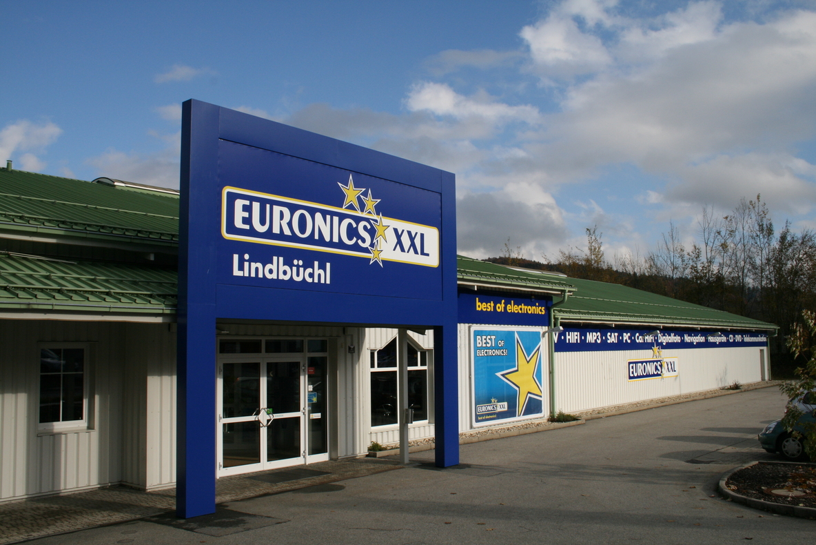 Außenansicht des Euronics Lindbüchl Geschäftsgebäudes in Freyung.