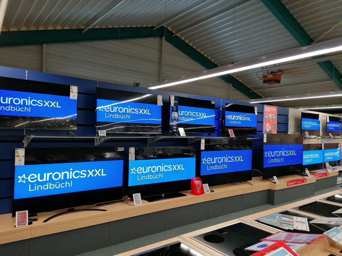 Fernseher-Ausstellung mit unterschiedlichen Marken.