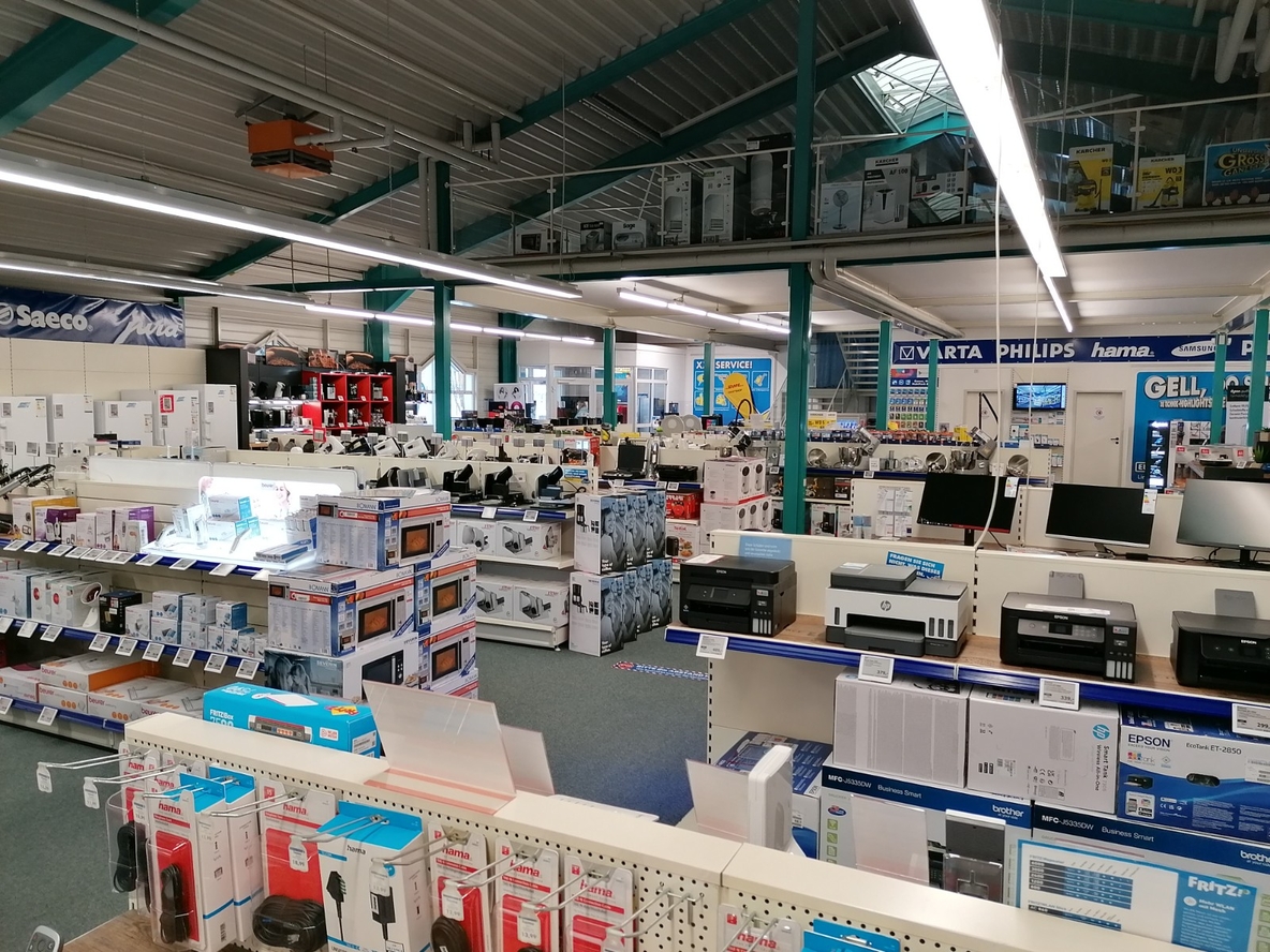 Verkaufsfläche mit Überblick über mehrere Produktabteilungen.