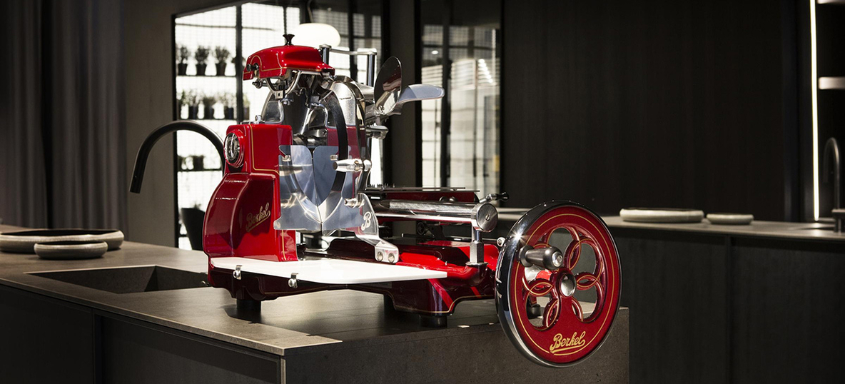 All-Electro-Karlsbad-I-Berkel-Schneidemaschine-B3-red-kitchen-06.jpg