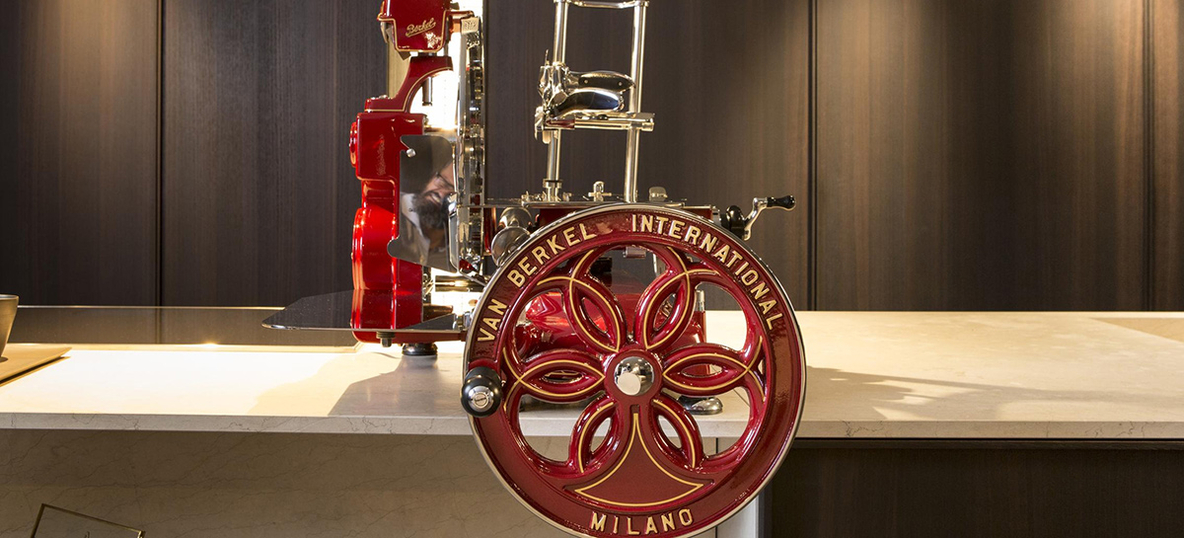 All-Electro-Karlsbad-I-Berkel-Schneidemaschine-B114-red-kitchen.jpg