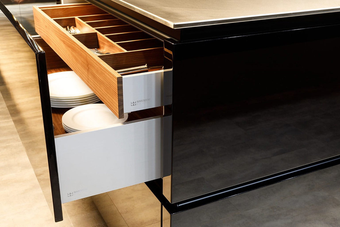 2017-Conrad-Ulm-Kueche-Warendorf-P3-Black-Glamour-Detail-Nussbaum-Alu-Zarge.jpg