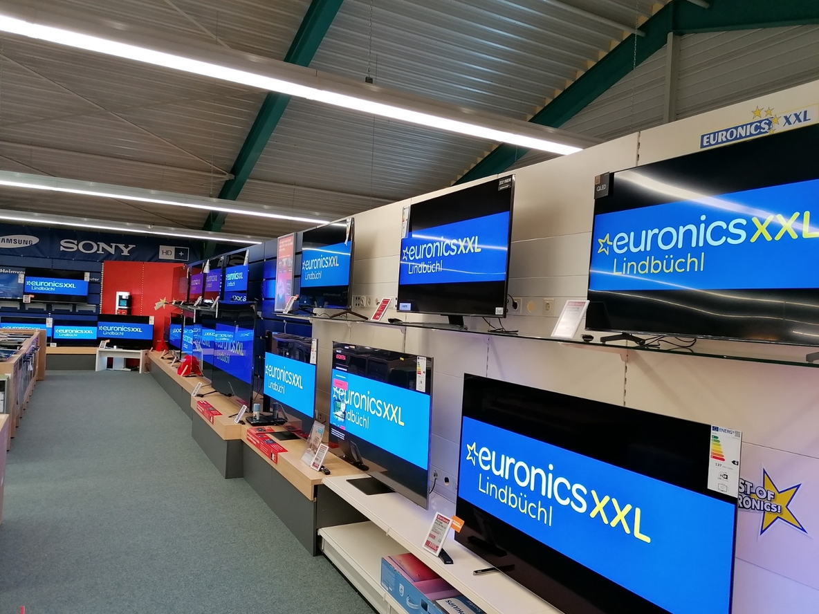 Fernseher-Ausstellung mit unterschiedlichen Bildschirmgrößen und Marken.