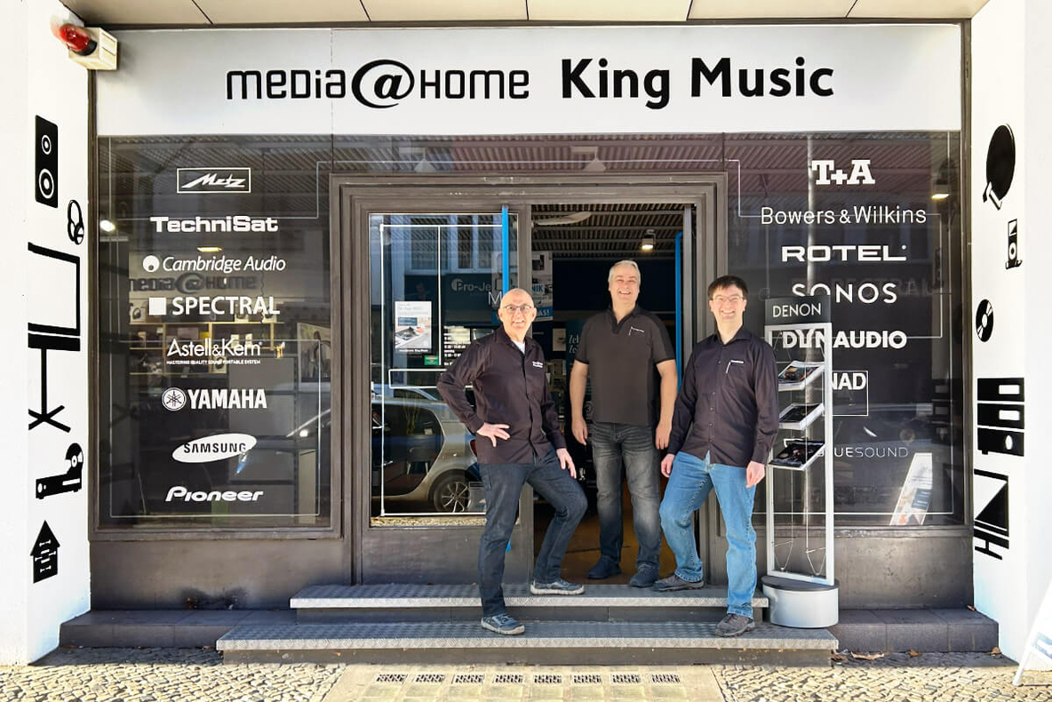 2026-01-BS-King-Music-Berlin-Team-aussen-0705.jpg