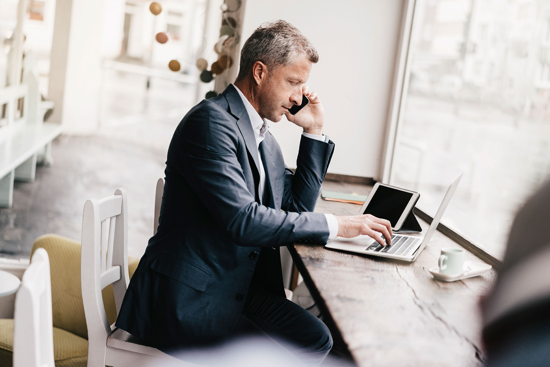 businessman-arbeitet-im-cafe-gettyimages-668766287.jpg
