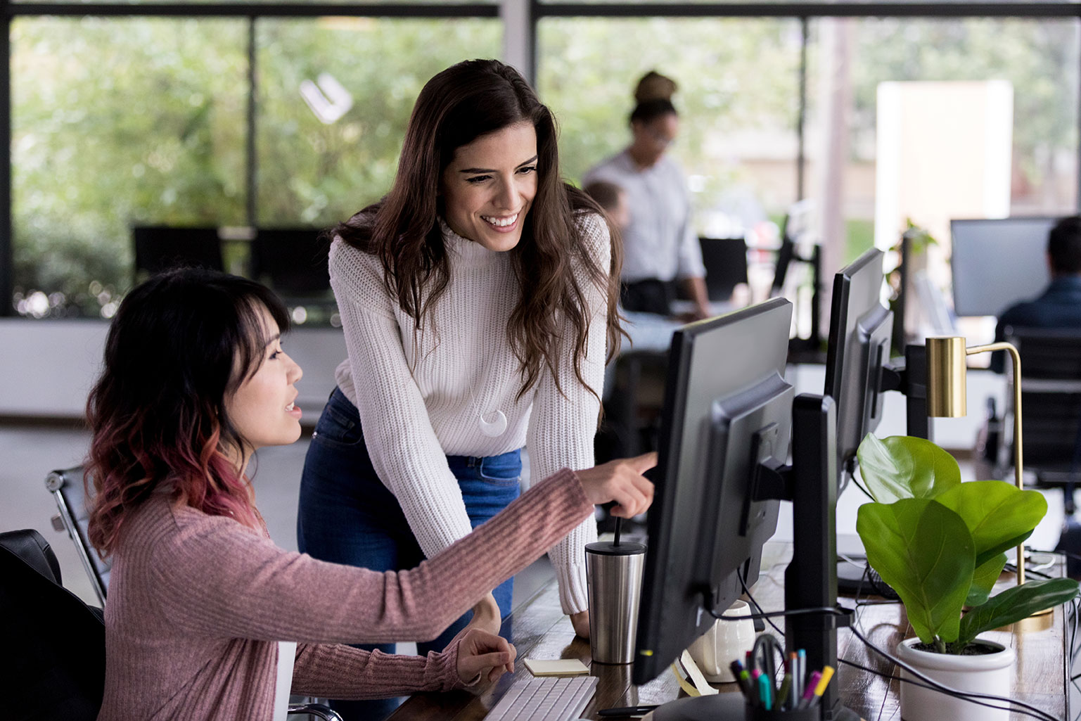 digitalisierung-arbeitsplatz-zwei-kolleginnen-im-gespraech-gettyimages-1191725520.jpg