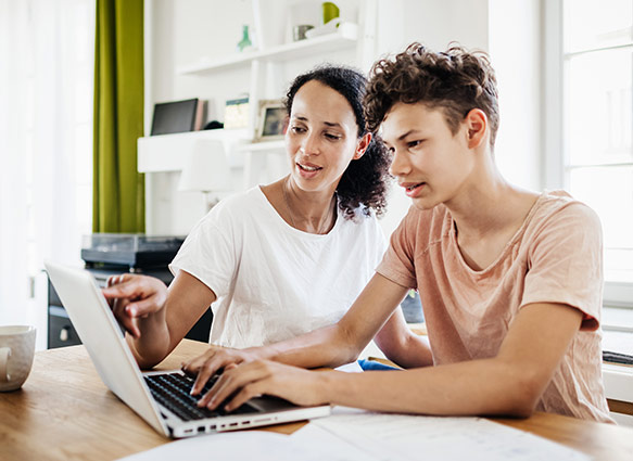 euronics-digitalisierung-mobil-lernen-hausaufgaben-notebook-home-schooling.jpg