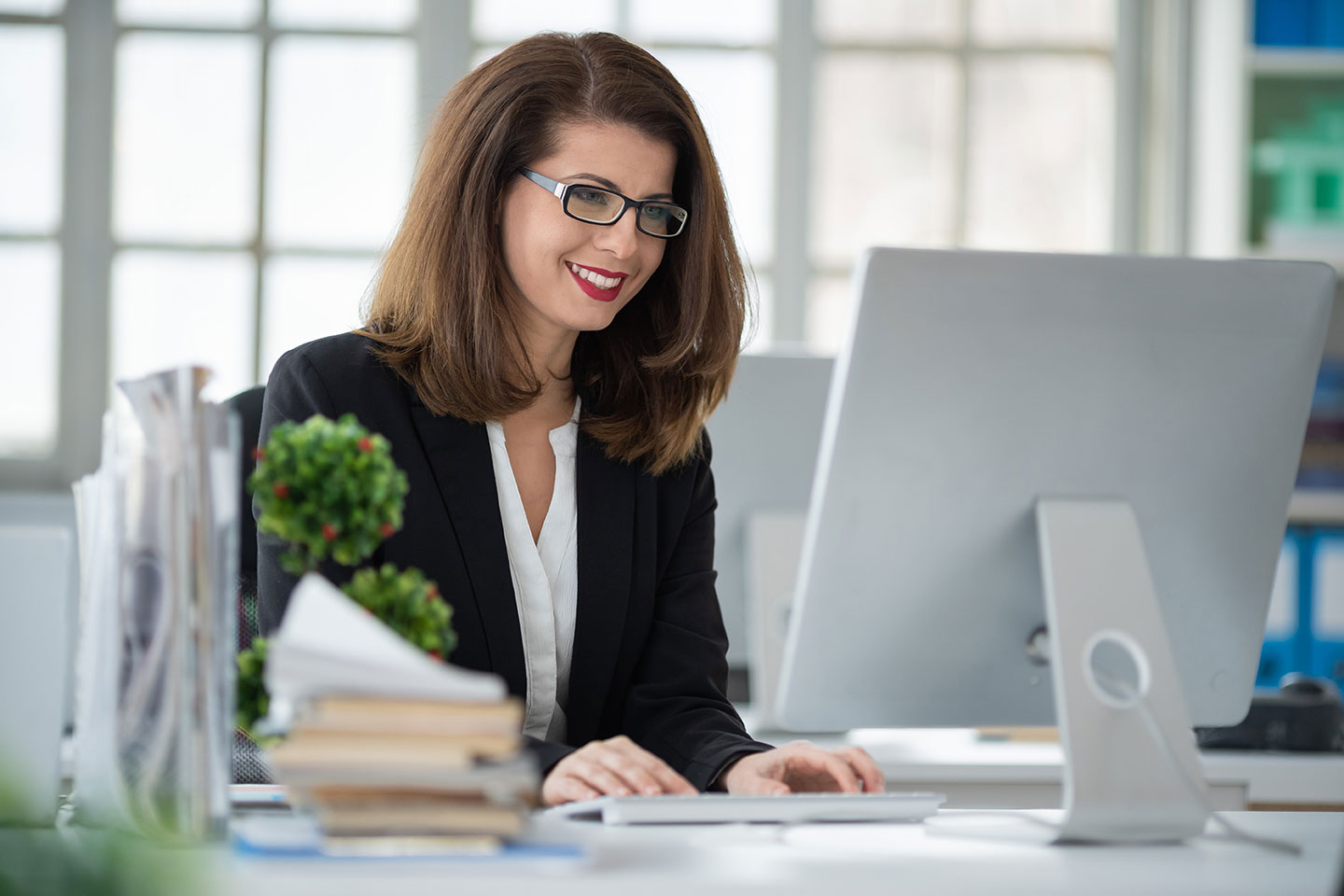 digitalisierung-oeffentliche-verwaltung-frau-arbeitet-am-pc-gettyimages-1130443105.jpg