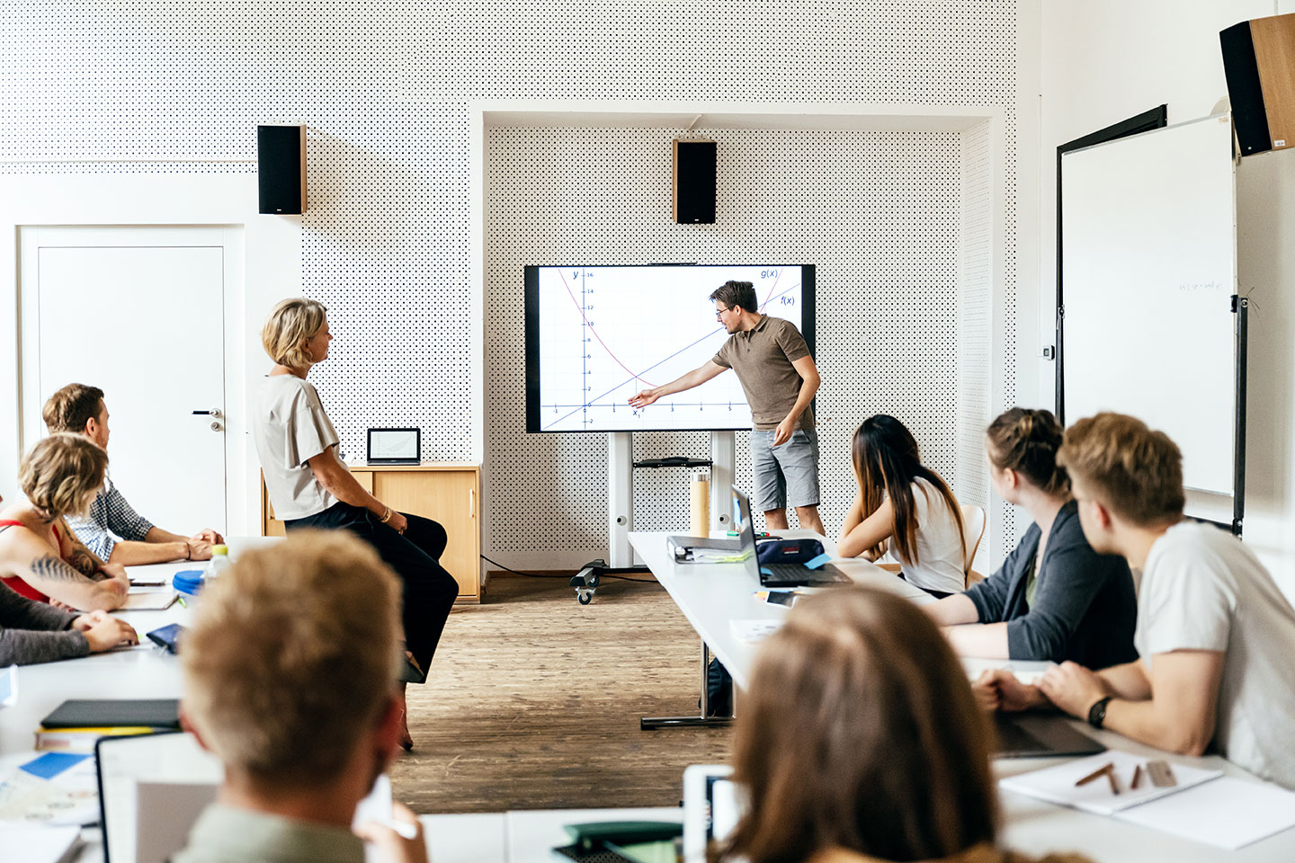digitalisierung-schule-schueler-praesentiert-am-whiteboard-gettyImages-1369934119.jpg