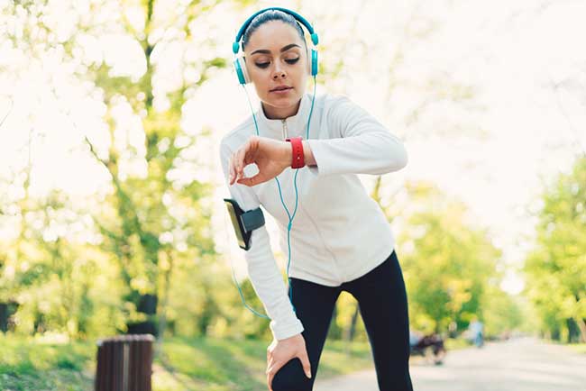 Fitness-Tracker für Fortgeschrittene: Frau beim Joggen