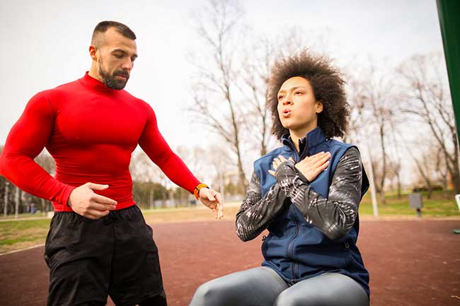 Fitness-Tracker für Ambitionierte: Frau beim Training mit Personal Trainer