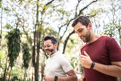 Männer beim Joggen mit Fitness-Trackern