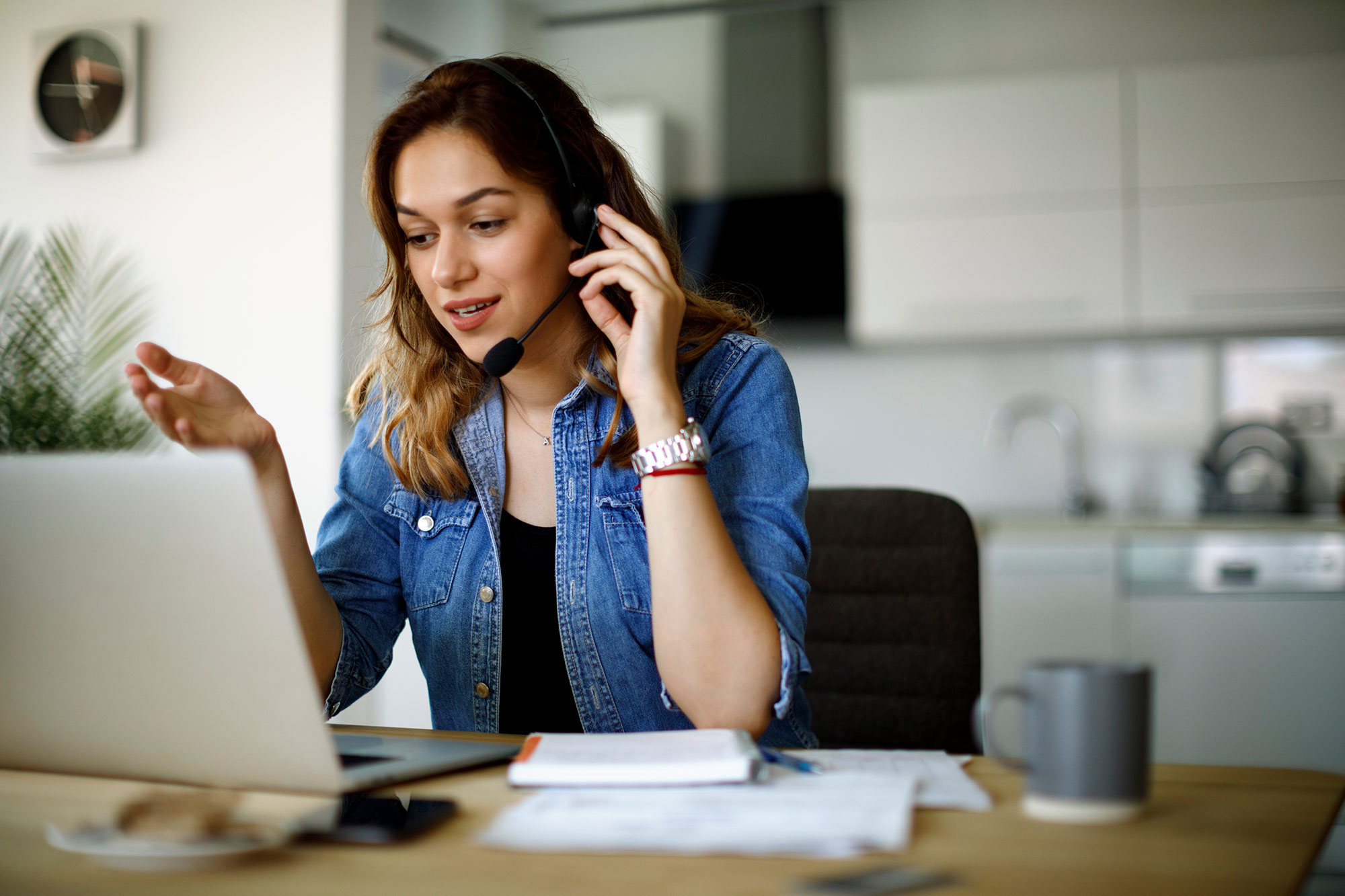 Frau telefoniert mit Headset