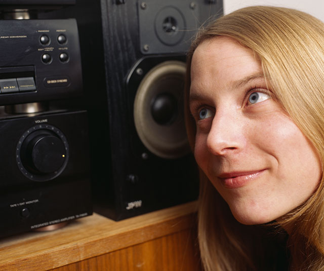 Frau neben Hifi-Anlage