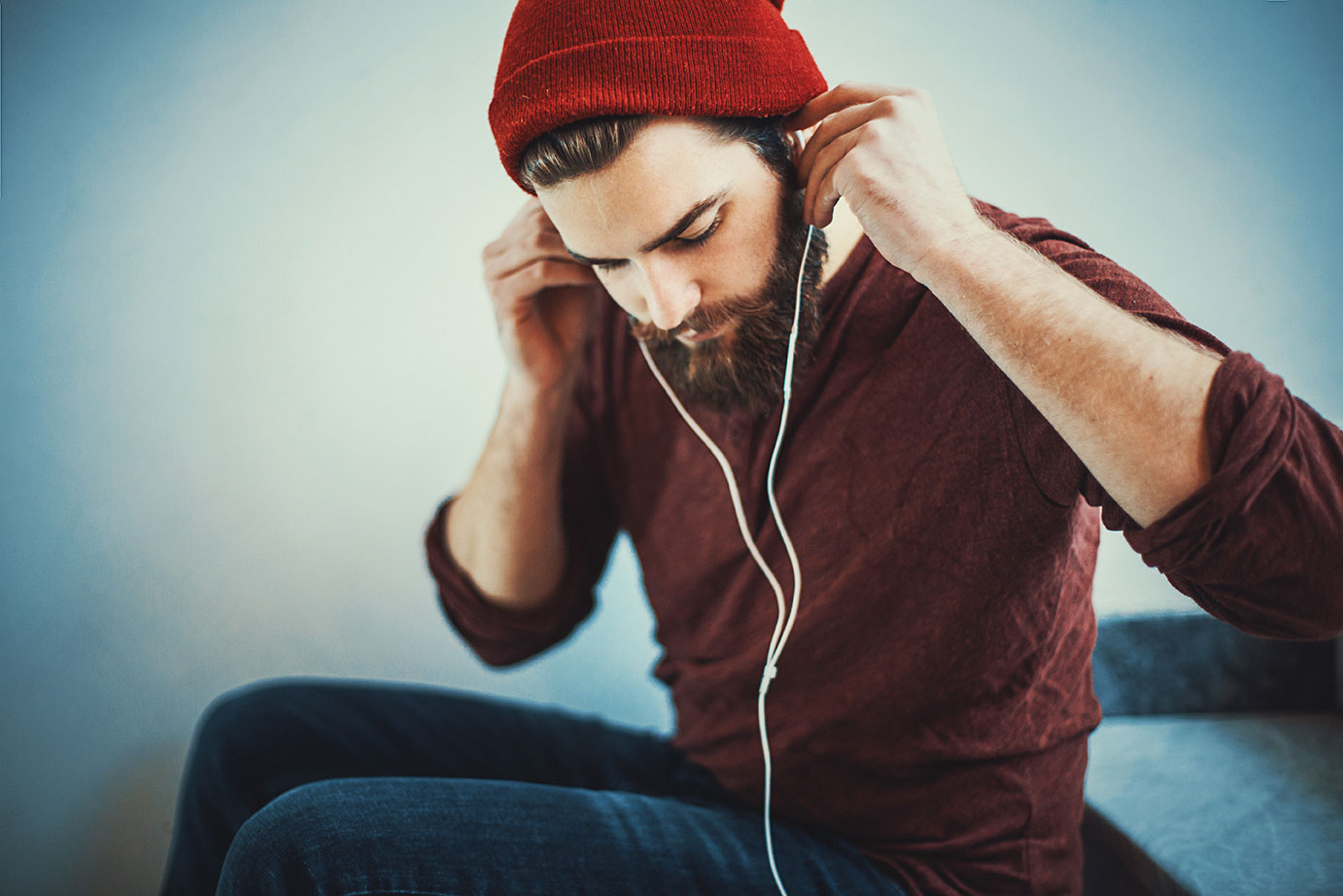 Mann setzt In-Ear-Kopfhörer ein